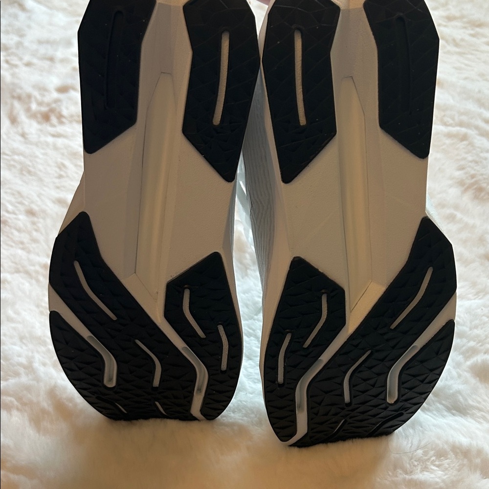 NWT Women’s New Balance White Sneakers - Picture 5 of 5